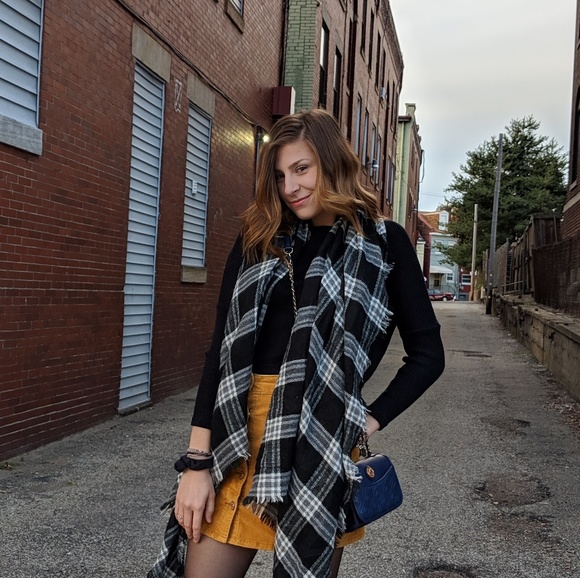 Meet your Posher, Olivia - Picture 2 of 2